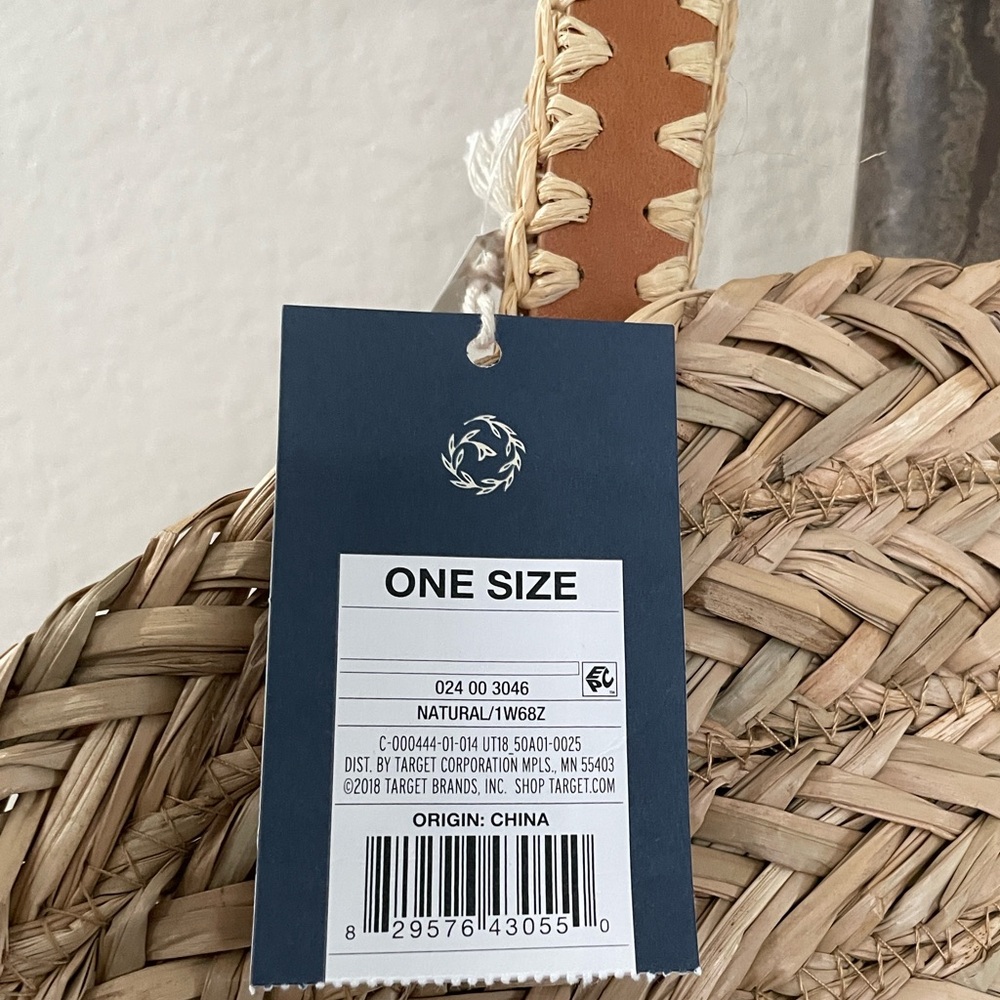 🔥 NWT~The VACATION TOTE Universal Treads Round Straw Tote Bag 1 Inside pocket - Picture 5 of 12